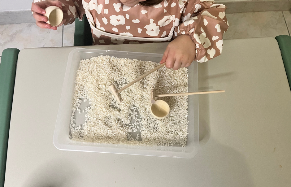 Plateau transparent – Bac sensoriel & bar à créa