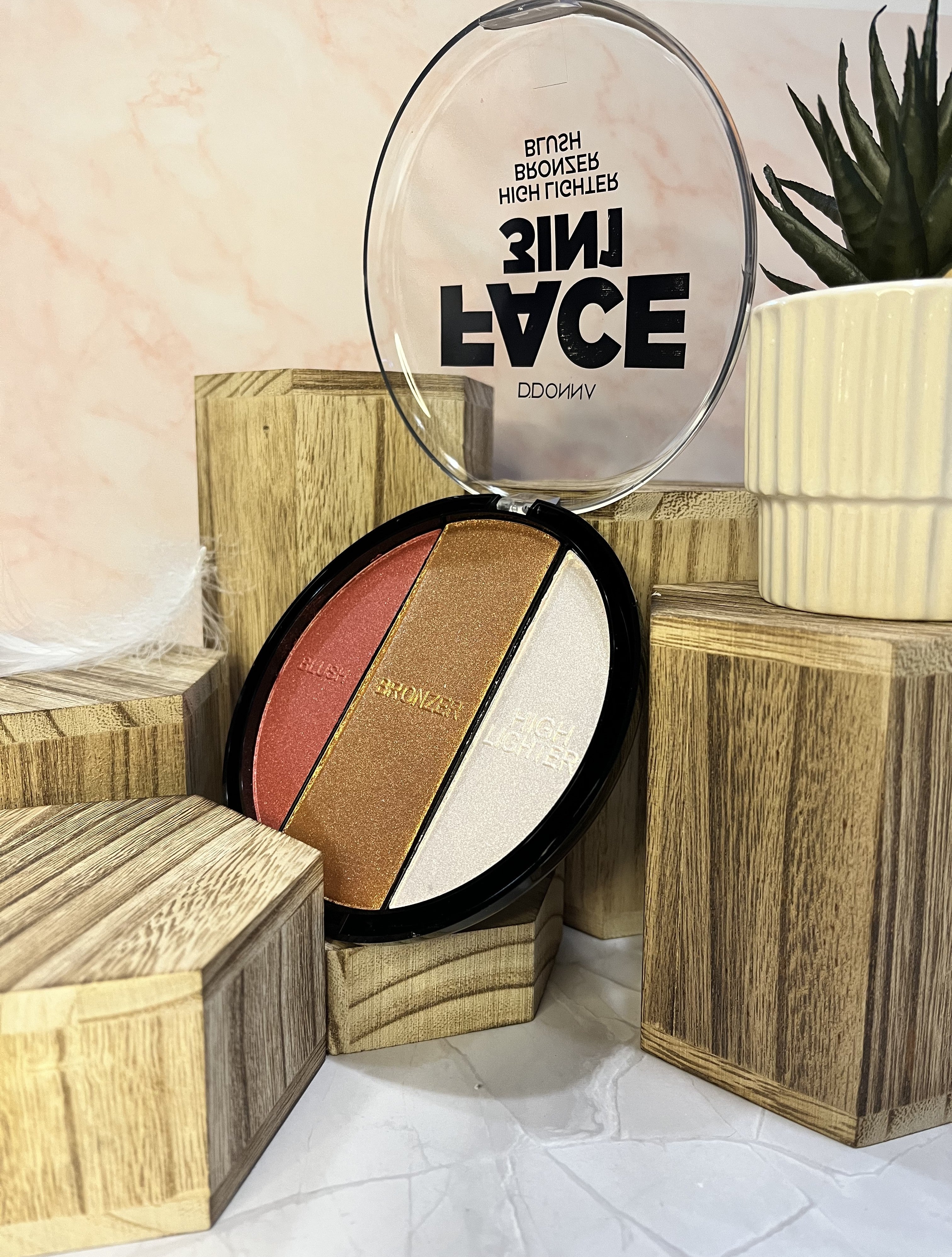 Poudrier 3-en-1 Teint Lumineux – Blush, Bronzer & Enlumineur | D’Donna